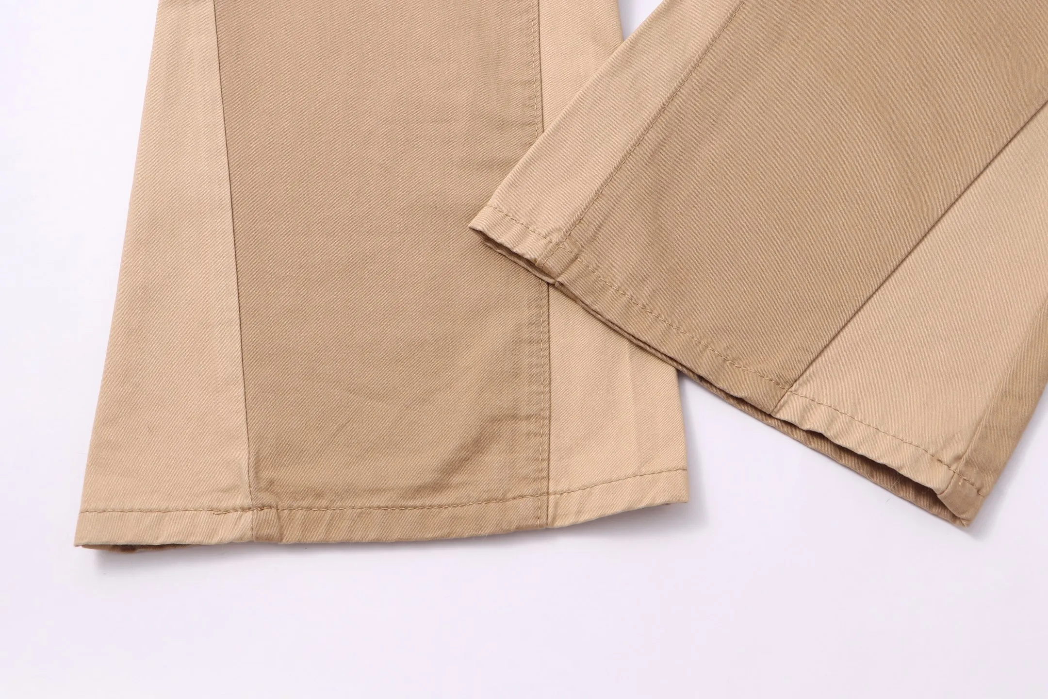 P260 Style number: H011 ChromeHearts & Chrome Heart Khaki bootcut casual pants and jeans. Original hardware and accessories, washed and other hanging tags. The QR code analysis is from the original factory, with a high degree of restoration. You are welcome to compare the products~ Three-dimensional version Loose and comfortable, not picky about body shape, taller and slimmer, factory Seiko, original factory quality control, same style for men and women, can be matched with couples, versatile recommendation, must-have jeans for all seasons, fashionistas have been disappointed From the quality selection of fabrics, the tailoring of details, and the matching of patterns, everything is impeccable! The upper body is so handsome when worn...it can be easily worn by men, women and children! The craftsmanship is made of heavy-duty washed pure cotton denim fabric. After washing, it is soft and thick and looks very stylish when worn. Size: 28, 30, 32, 34, 36 (S-XXL) Color: Khaki